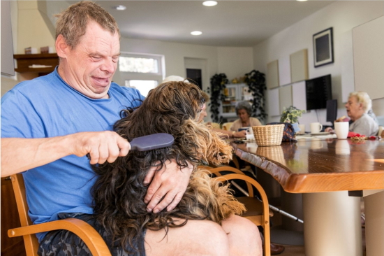Homme brossant un chien
