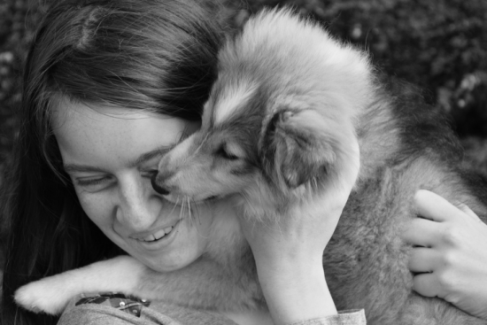 Femme jouant avec un chien
